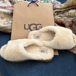 UGG Slippers LIKE NEW Sz 7/38
